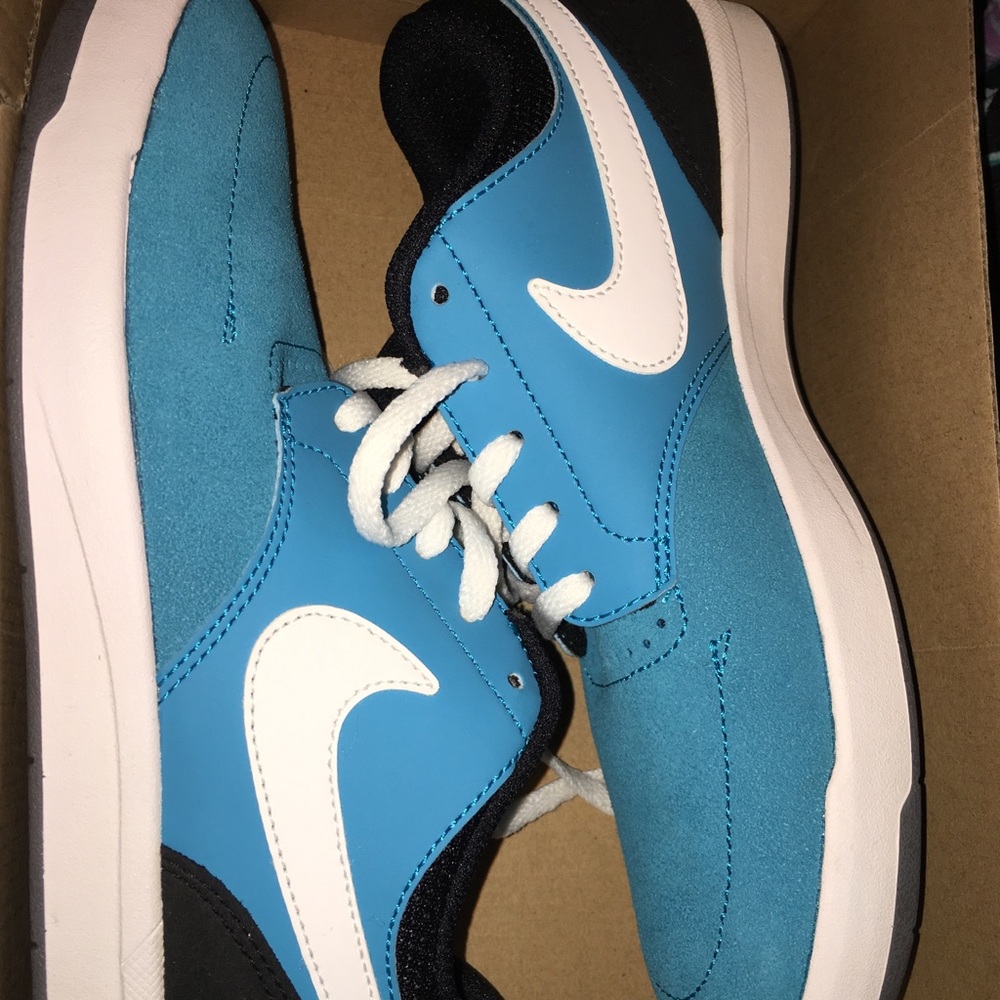 5 youth boys Nike shoes bnwt